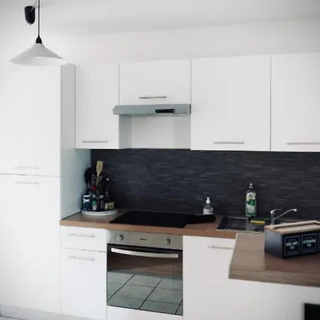 Happy With Private Parking Apartman